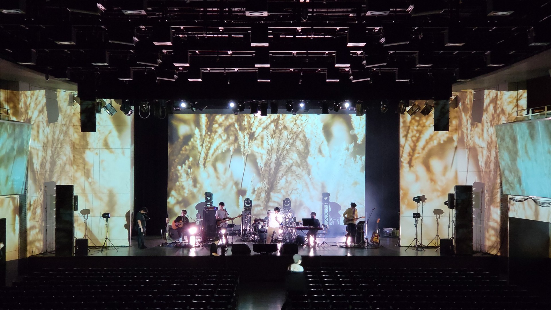 やわらかな光と映像が広がるD.O.Gのライブステージ